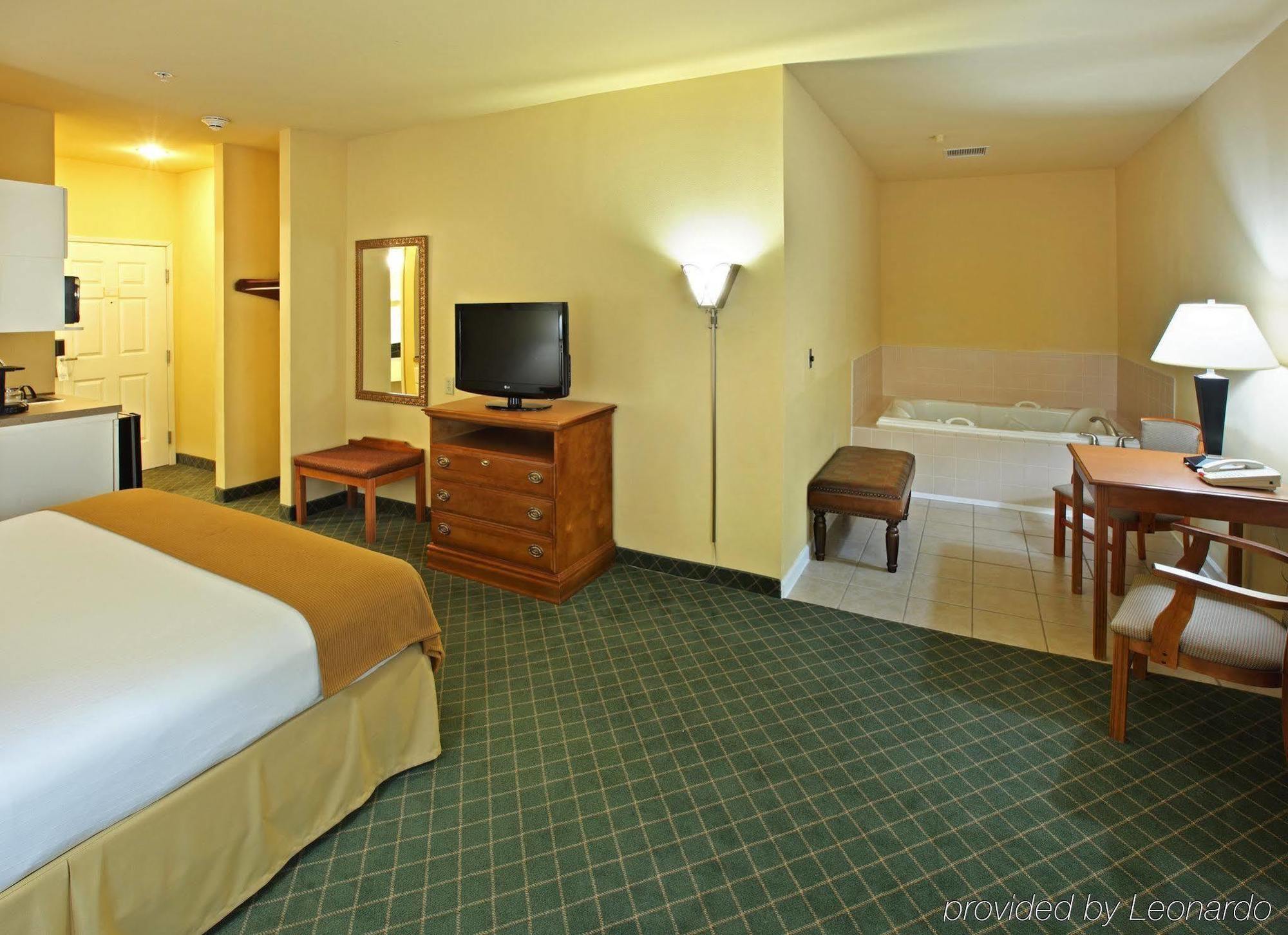 Holiday Inn Express & Suites Magnolia-Lake Columbia Номер фото
